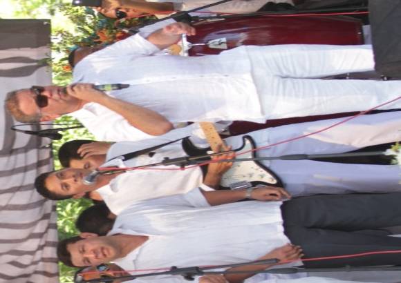 FOTO ALEX HEREIRA - Enviado especial Valledupar - Tambi&#233;n subieron a la tarima otros grandes nombres del folclor vallenato, como Peter Manjarr&#233;s, para cantar Te necesito, as&#237; como Jorge O&#241;ate e Iv&#225;n Villaz&#243;n.