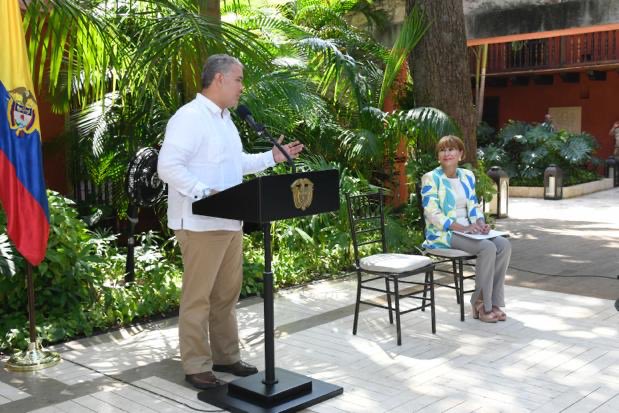 El presidente Iván Duque y la ministra Alicia Arango durante el acto de posesión. FOTO Cortesía Twitter @AliciaArango