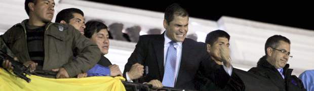 Policías de Ecuador protestan por eliminación bonos | Patricio Realpe, AP - Quito, Ecuador | Militares ecuatorianos rescataron anoche al presidente Rafael Correa. Lo sacaron, en una silla de ruedas y con una máscara antigases, del hospital en el que estaba retenido.