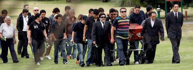 Maradona acompañó los restos de su madre hasta el cementerio | Reuters | Maradona y su familia durante el velorio de su madre.