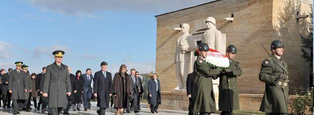 Presidente Santos dijo que Colombia es considerado un país modelo | Cortesía Presidencia | El presidente Juan Manuel Santos, en compañía de su esposa Clemencia Rodríguez, visitó el mausoleo del fundador de la Turquía moderna, Mustafa Kemal Atatürk, donde depositó la ofrenda floral.