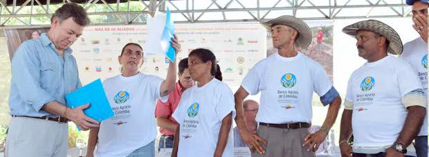 Presidente Santos pidió perdón a víctimas de El Salado, Bolívar | Cortesía Presidencia | El presidente Juan Manuel Santos entregó títulos de propiedad de tierras a los habitantes de este corregimiento de Bolívar.