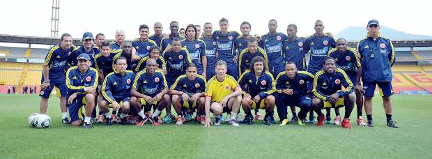 Juan Manuel Santos visitó y despidió a Colombia antes del viaje a Bolivia | Cortesía SIG | El presidente Juan Manuel Santos rodeado por todos los jugadores y el cuerpo técnico de la selección Colombia de mayores.