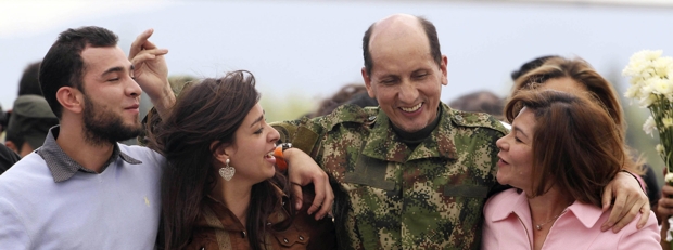 General Mendieta venció el secuestro | Reuters | El general Mendieta llevaba 11 años en cautiverio.