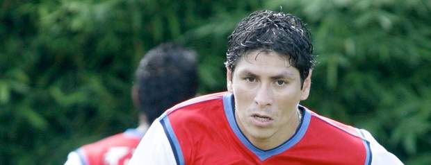 Tras pasar por Cúcuta, Medellín y Tolima, ahora la camiseta cardenal de Independiente Santa Fe pareciera ser la que vista en la temporada 2012 el delantero boliviano. | Tras pasar por Cúcuta, Medellín y Tolima, ahora la camiseta cardenal de Independiente Santa Fe pareciera ser la que vista en la temporada 2012 el delantero boliviano.