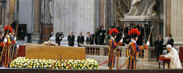 Ante 1,5 millones de personas fue beatificado Juan Pablo II | Reuters | El ataúd sellado con los restos de Juan Pablo II ocupa una capilla lateral en la basílica junto a la famosa escultura de la Piedad de Miguel Angel.