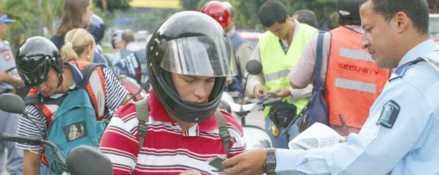 Este sábado, a cambiar el casco | La Secretaría de Transportes y Tránsito de Medellín realizará una jornada para cambiar el casco deteriorado por uno nuevo.