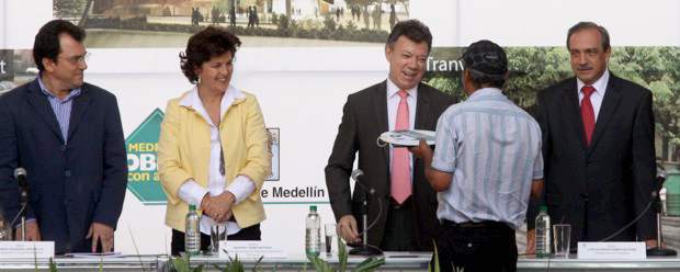 Crédito para construcción del tranvía de Medellín recibió aprobación del Gobierno | Manuel Saldarriaga | Este viernes se realizó la entrega de las viviendas de la Urbanización Cantares II en el sector de Pajarito. En el acto participaron 70 familias en representación de todas las beneficiarias.