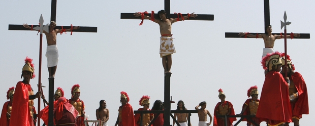Flagelantes filipinos se crucificaron | Reuters | Los flagelantes filipinos cumplieron con la tradición de crucificarse.