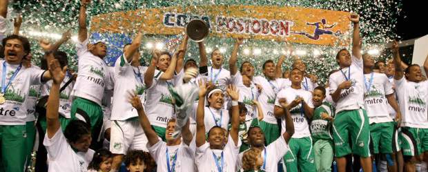 Cali es campeón pachanguero | Juan Antonio Sánchez, enviado especial, Cali | El Deportivo Cali celebró un título por primera vez en su nuevo estadio. Ahora la tarea del técnico Jaime de la Pava es clasificar a su equipo a las semifinales de la Liga Postobón, en la que ocupa la octava.