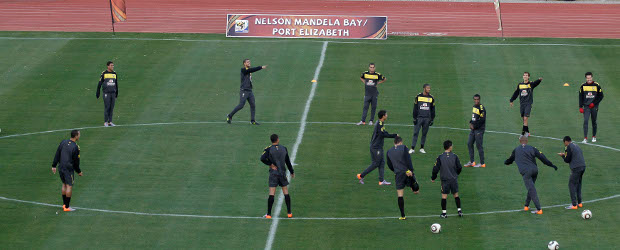 Brasil ante el mayor reto de la era Dunga | AP | Brasil entrenó este jueves en la cancha del estadio Nelson Mandela, de Puerto Elizabeth, sede del encuentro de los suramericanos ante Holanda.
