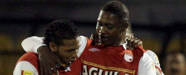 Johnnier juega con el corazón | Colprensa, Bogotá | El defensor antioqueño Johnnier González (13) recibió la oportunidad de Santa Fe y no la quiere desaprovechar. "Quiero ser campeón con Santa Fe, esa es mi meta este semestre y por eso estoy dándolo todo", anota el paisa (13).