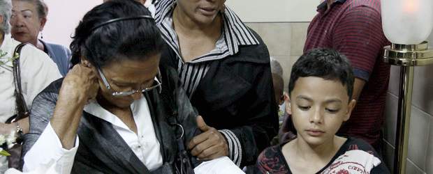 Mil lágrimas rodaron por la Chava Cindy | Edwin Bustamante | Más de 50 familiares y amigos despidieron ayer a Cindy Ramos Zurmaque, quien murió el pasado 27 de septiembre en el alud de Giraldo. A la joven de 19 años siempre la recordarán como una persona trabajadora y responsable.