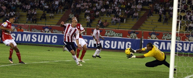 Junior venció a Santa Fe 2- 0 | Colprensa | Con tantos de Carlos Bacca y Martín Arzuaga, el Tiburón salió victorioso ante el equipo Cardenal.