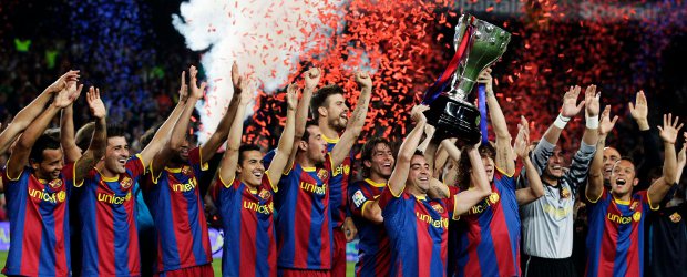Barcelona celebra el título y el Atlético de Perea estará en la Liga Europa | Reuters | Los jugadores del Barcelona levantaron este domingo el trofeo que los acredita como los campeones de la liga española.
