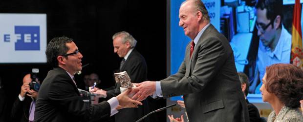 José Guarnizo, periodista de EL COLOMBIANO, recibió su premio Rey de España | Cortesía Efe | El rey Juan Carlos entregó la escultura del artista español Joaquín Vaquero Turcios a José Guarnizo.