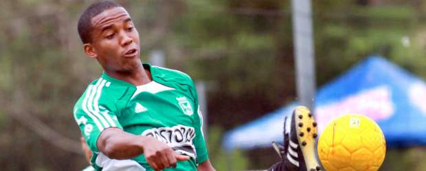 El líder prueba la fuerza Nacional | Manuel Saldarriaga | En su tercera era con Atlético Nacional, Juan Carlos Mosquera tendrá su segundo partido de titular, este domingo en el cierre de la undécima fecha de la Liga Postobón II. Hará pareja con Jossimar Mosquera, quien lo calificó como "un jugador importante que sabe con el balón y quien nos puede dar una buena mano ante Independiente Santa Fe". El juego es el clásico de la fecha, a las 5:20 p.m.