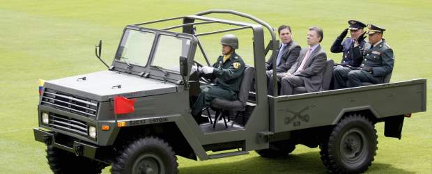 Mano dura a infractores de d.h. y corruptos | Colprensa, Bogotá | El general Alejandro Navas, nuevo comandante de las Fuerzas Militares, hizo un reconocimiento a la labor del almirante Édgar Cely, quien deja el servicio.