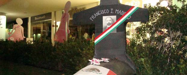 En Ciudad de México, una de las ciudades más grandes del mundo, se encuentran decorados con tributos a los muertos incluso los centros comerciales. | Germán Antía | En Ciudad de México, una de las ciudades más grandes del mundo, se encuentran decorados con tributos a los muertos incluso los centros comerciales.