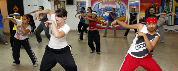 Bailando se hacen y deshacen los pasos | Jaime Pérez | Una vez al mes la academia Urban Flow promueve la cultura del encuentro y el intercambio de bailarines, para aprender nuevos pasos y retroalimentar experiencias de baile.