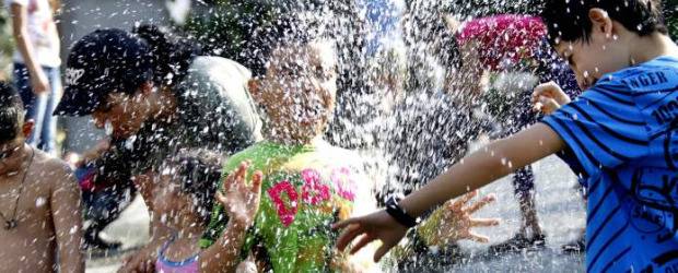 El fuerte verano es aprovehado por los niños para jugar. | David Sánchez | Los calores hacen que los niños jueguen más con agua en Medellín.