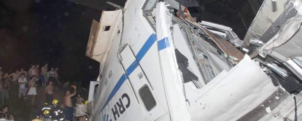 Encuentran viva a una niña, tras choque de trenes en China | Reuters | La pequeña de cuatro años fue hallada inconsciente cuando los socorristas sacaban escombros de un vagón y los esfuerzos de limpieza estaban por terminar.