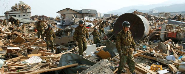 Embajada de Colombia en Japón reporta posible desaparición de dos familias colombianas | Reuters | Más de 100.000 militares fueron desplegados para asistir a las víctimas en las zonas afectadas.