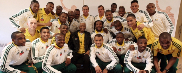 Mandela se enfunda la camiseta de los 'Bafana Bafana' | Reuters | La visita de la selección nacional a las puertas del Mundial tenía como objetivo contagiar a los jugadores parte de esa magia que irradia Mandela.