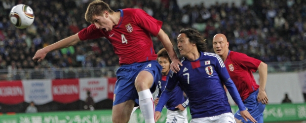 Serbia se impone con claridad a Japón en amistoso | AP | Esta clara derrota añade presión al seleccionador japonés Okada cuyo esquema no convence a pocos meses para el Mundial.