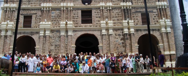 Los Del Corral se juntaron y echaron el alma al potrero | Juan Carlos Sepúlveda-santa Fe De Antioquia | El atrio de la iglesia de Santa Bárbara fue el lugar ideal para que la familia Del Corral se tomara la foto oficial del encuentro. Es de anotar que el perfil vocacional de la familia es la de ser empresarios y humanistas. De acuerdo con la organización, la ciudad que más parientes aportó fue Bogotá, con cerca del 40 por ciento, seguida de Medellín y Cali.