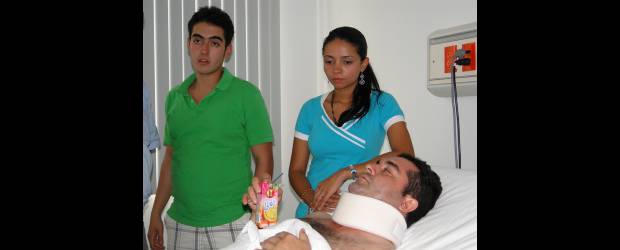 Junto a su familia, el candidato José Alberto Pérez | Colprensa, Villavicencio | Junto a su familia, el candidato a la Gobernación de Guaviare, José Alberto Pérez, narró los instantes en los que su comitiva fue atacada por guerrilleros de las Farc. Pérez se recupera en un hospital de Villavicencio de sus heridas.