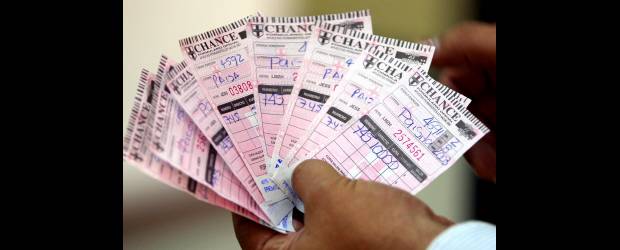 El chance ilegal: apuesta que se paga con cana | Jaime Pérez | Las autoridades de Antioquia esperan erradicar el chance manual, que se vende clandestinamente y que está causándole un gran perjuicio a la salud, pues con él se evaden los recursos que van para este rubro. Benedán, la Fiscalía y la Policía están unidas para luchar contra esta actividad.