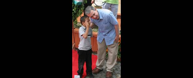 Ese líder que dice al pan pan, marcó estilo | Archivo | Su personalidad carismática le ha permitido a Álvaro Uribe mantener un acercamiento constante con sus gobernados de todas las generaciones. En sus encuentros ha permitido la proximidad con los niños que le dan mensajes al oído.