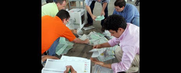 "Ayuda" extranjera para elecciones es ilegal | Archivo | Según el director del DAS, Felipe Muñoz, dos campañas al Congreso y una a la Presidencia estarían recibiendo ayuda del exterior. Explicó que el apoyo no necesariamente tiene que ser financiero sino que puede ser logístico.