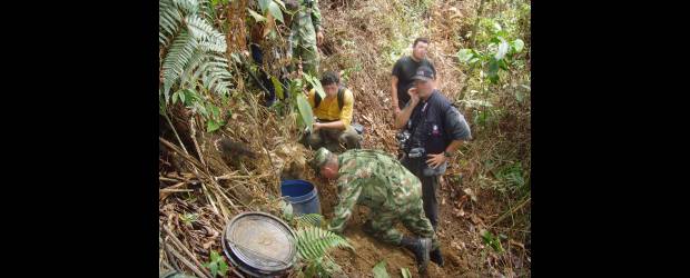 Desentierran explosivos de Farc | Juan Carlos Monroy, Enviado Especial, Argelia | Este es el momento en que el Ejército y el CTI desentierran la primera de tres caletas con 1.432 kilos del explosivo R-1, en una zona selvática de Argelia.