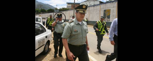 Así se quiso infiltrar "La Oficina" en la Policía | El Colombiano | En el círculo se ve al agente García Higuita, quien aceptó cargos por concierto para delinquir. La fotografía corresponde a la época en la que escoltaba al general Dagoberto García Cáceres (derecha). Por su información, el ex uniformado recibía plata de alias "Cesarín" en una cuenta de Bancolombia.
