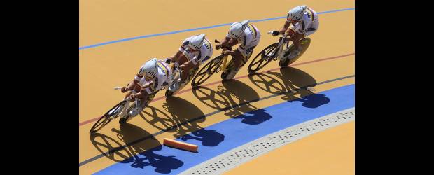 Colombia en el óvalo, con el pasito tun tun | Donaldo Zuluaga Velilla | La cuarteta colombiana de la persecución ganó la medalla de oro, después de hacer récord para la pista de Medellín y para Suramérica, con 4.11.388. Después, en la final dio cuenta de Chile a falta de vuelta y media, cuando marcó 4.07. Un trabajo orientado por el técnico José J. Velásquez que busca mayor eco.