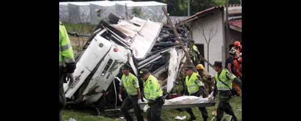 Dos barrios unidos por la tragedia | Colprensa, Bogotá | Durante el puente festivo se presentaron 34 accidentes de tránsito que le costaron la vida a 30 personas. El más grave fue el de la vía Bogotá-Girardot.