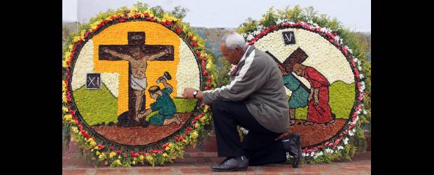 Entre flores y silletas resucitó Jesús en Santa Elena | Róbinson Sáenz | Con el mismo fervor que los feligreses rezaban ante los monumentos tradicionales, muchos lo hicieron frente a las silletas hechas con flores. Es un homenaje que líderes y organizaciones de Santa Elena les quisieron hacer a los silleteros para engrandecer más su actividad.