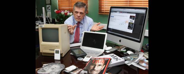 La manzana que encantó a Esteban | Juan Antonio Sánchez | Su escritorio es un caos creativo en el que se pueden encontrar publicaciones que hablan de Apple, su CEO, Steve Jobs, y por supuesto herramientas claves, como dos iMac con los que vive conectado a través de su iPhone.