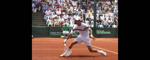 Santi Giraldo celebró en su propia tierra | Colprensa | Santiago Giraldo, raqueta número dos de Colombia, se quedó con el título del Seguros Bolívar Open Pereira 2010, tras vencer al italiano Paolo Lorenzi.