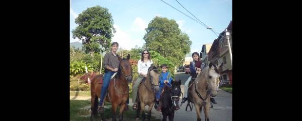 Paisaje, pero también pitos y humo | Ana Clara Uribe | Ana y Francisco alquilaron caballos para que sus dos hijos aprovecharan la jornada y llegaran en caballo al colegio