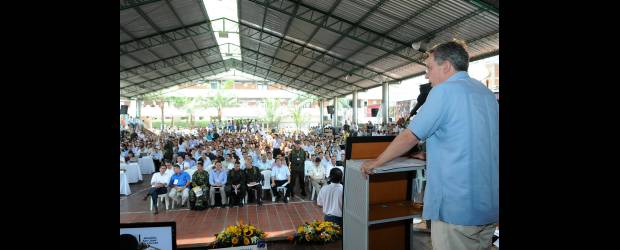 Uribe agradeció la deportación de 3 colombianos | Colprensa, Cúcuta | El presidente Álvaro Uribe encabezó un consejo comunal en Cúcuta. En él reiteró la intención de fortalecer la relación con Venezuela y Ecuador. Se abstuvo de hablar del incidente del pesquero interceptado por la Armada de Nicaragua.