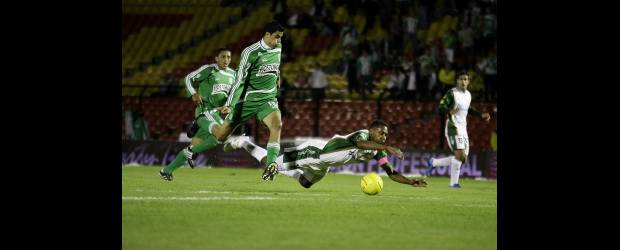Atlético Nacional paga sus pecados | Carlos Andrés Torres, Colprensa-Bogotá | Giovanni Moreno, quien terminó lesionado, marcó el único gol de Nacional en un partido que se desequilibró tras la expulsión de Stalin Motta. El verde también perdió a Gastón Pezzuti, quien recibió tarjeta roja.