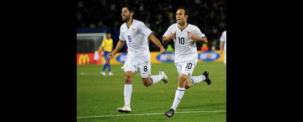 Estados Unidos no es chiste gringo | Archivo Reuters | Clint Dempsey (izquierda) y Landon Donovan (derecha) son dos de las figuras del equipo estadounidense. Acá en la final de la Copa Confederaciones que se realizó en territorio sudafricano en 2009. El equipo norteamericano cayó en la final ante Brasil 3-2. E.U dejó en las semifinales a España, un favorito.