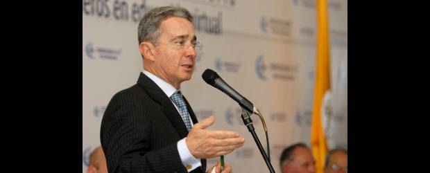 Ilegales convirtieron a un Nobel en idiota útil: Uribe | Colprensa, Bogotá | El presidente Uribe se mostró confiado en que los colombianos sepan entender los intereses que hay detrás de las denuncias contra su hermano Santiago. Dice que dedicará los días que le faltan de gestión a combatir a los violentos.