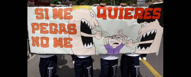 Una niña puso a marchar a sabaneteños | Jaime Pérez | Con pancartas como ésta, los niños y jóvenes de Sabaneta le dijeron no a la violencia intrafamiliar, fenómeno que ha ido creciendo cada día en esta localidad. El alcalde de Sabaneta, en la foto inferior derecha, acompañó la caminata como voz de apoyo a la iniciativa de una niña. Aprovechó para anunciar que en diez días se adjudicará la construcción de la doble calzada por la avenida Las Vegas,