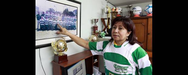 Las huellas de Fabiolita | Róbinson Sáenz | Fabiola González terminó sus labores en la Liga Antioqueña de Fútbol con la camiseta puesta. Esta semana, mientras entregaba el puesto, evocó grandes momentos con los seleccionados de fútbol, de los cuales fue delegada.