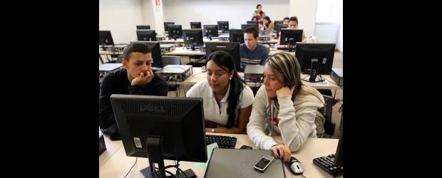 Las buenas notas no garantizan puesto al egresado | Julio César Herrera | El manejo de la tecnología, la ética corporativa y el trabajo en equipo son otras competencias que debe tener un profesional hoy. Foto en la Universidad CES.