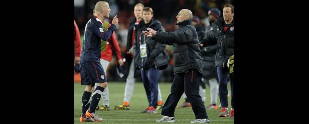 El Mundial también es asunto familiar | Martín Meissner-ap, Johannesburgo, Sudáfrica | Ayer el volante Michael Bradley le devolvió la tranquilidad a su papá Bob Bradley con el gol que le permitió a Estados Unidos continuar con posibilidades de llegar a los octavos de final del Mundial de Sudáfrica-2010.